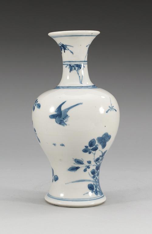 A blue and white Transitional vase, 17th Century.