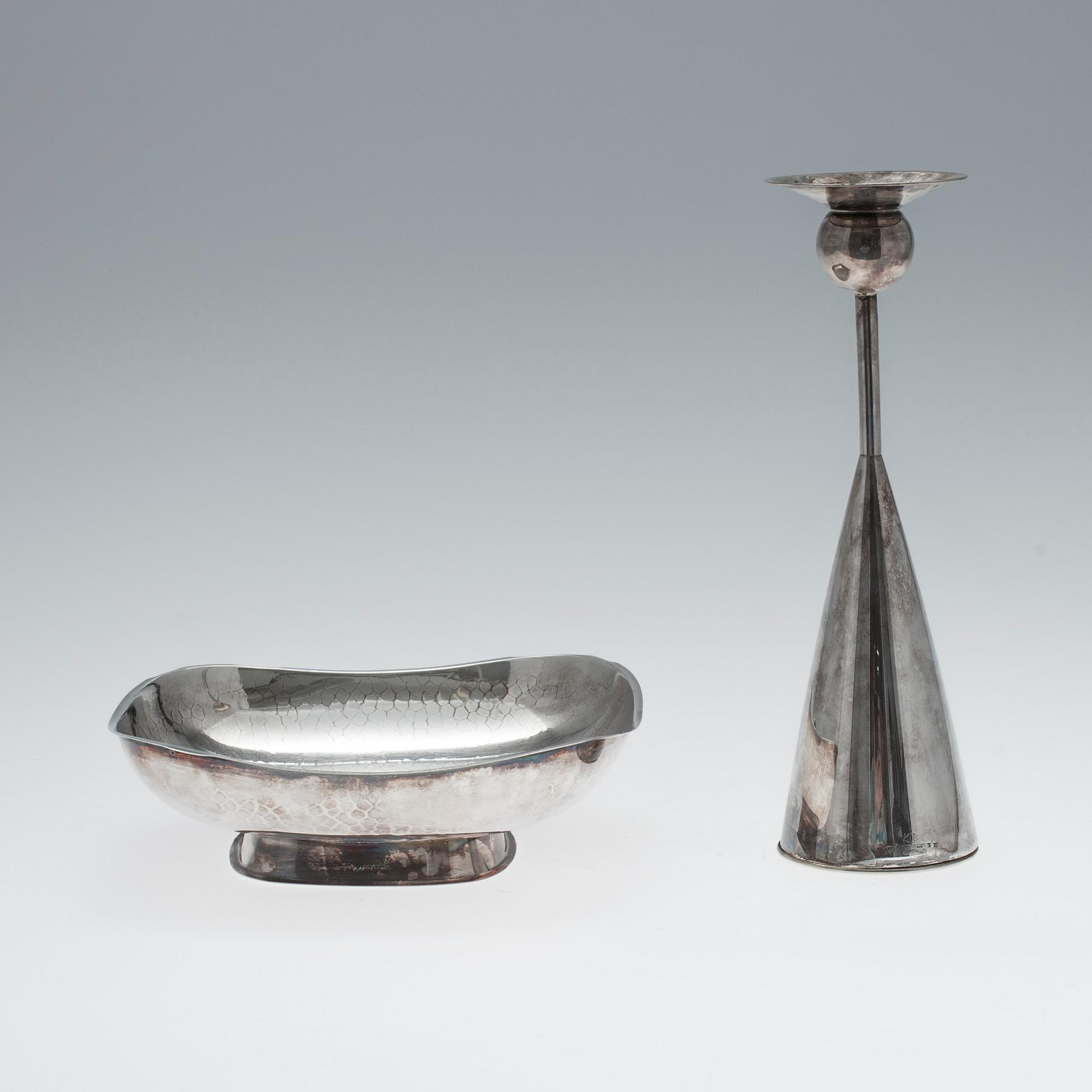 SKÅLFAT, silver, Auran Kultaseppä 1974 samt LJUSSTAKE, silver, Kultakeskus 1964. Vikt tot. 414 g.