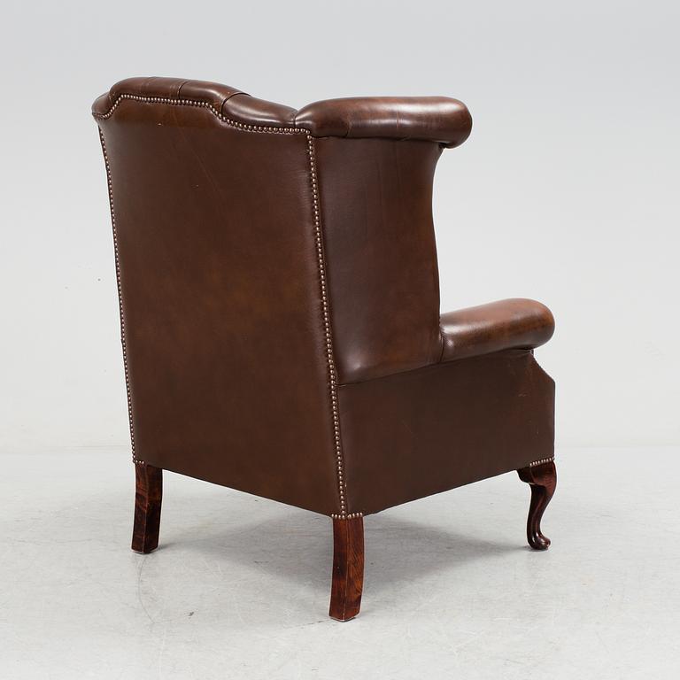 FÅTÖLJ, Chesterfield-modell, modern tillverkning.