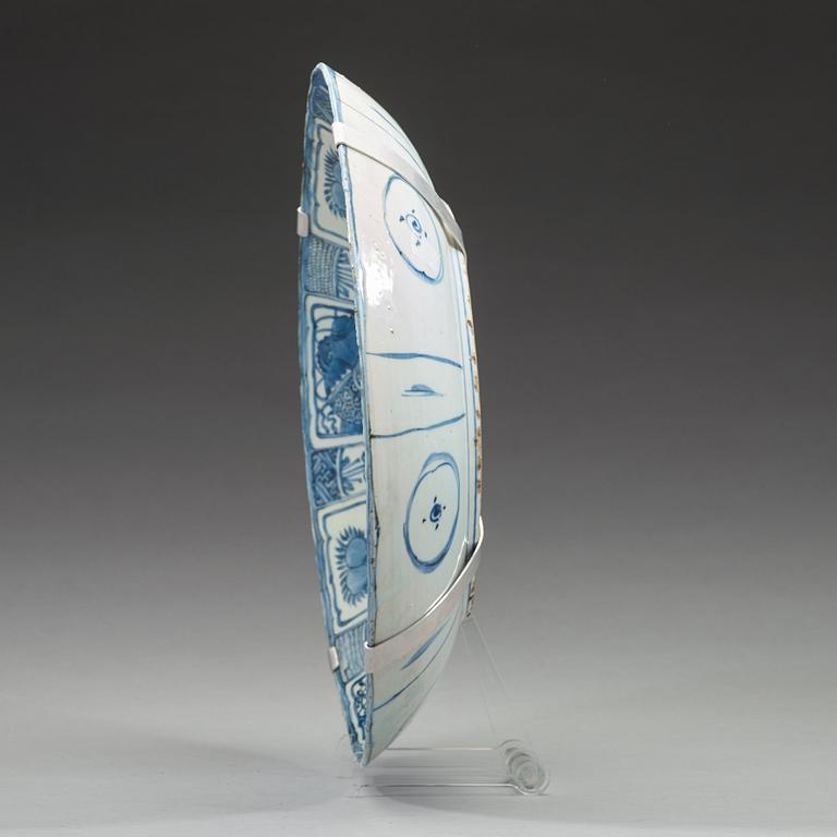 A large blue and white kraak charger, Ming dynasty, Wanli (1572-1620).