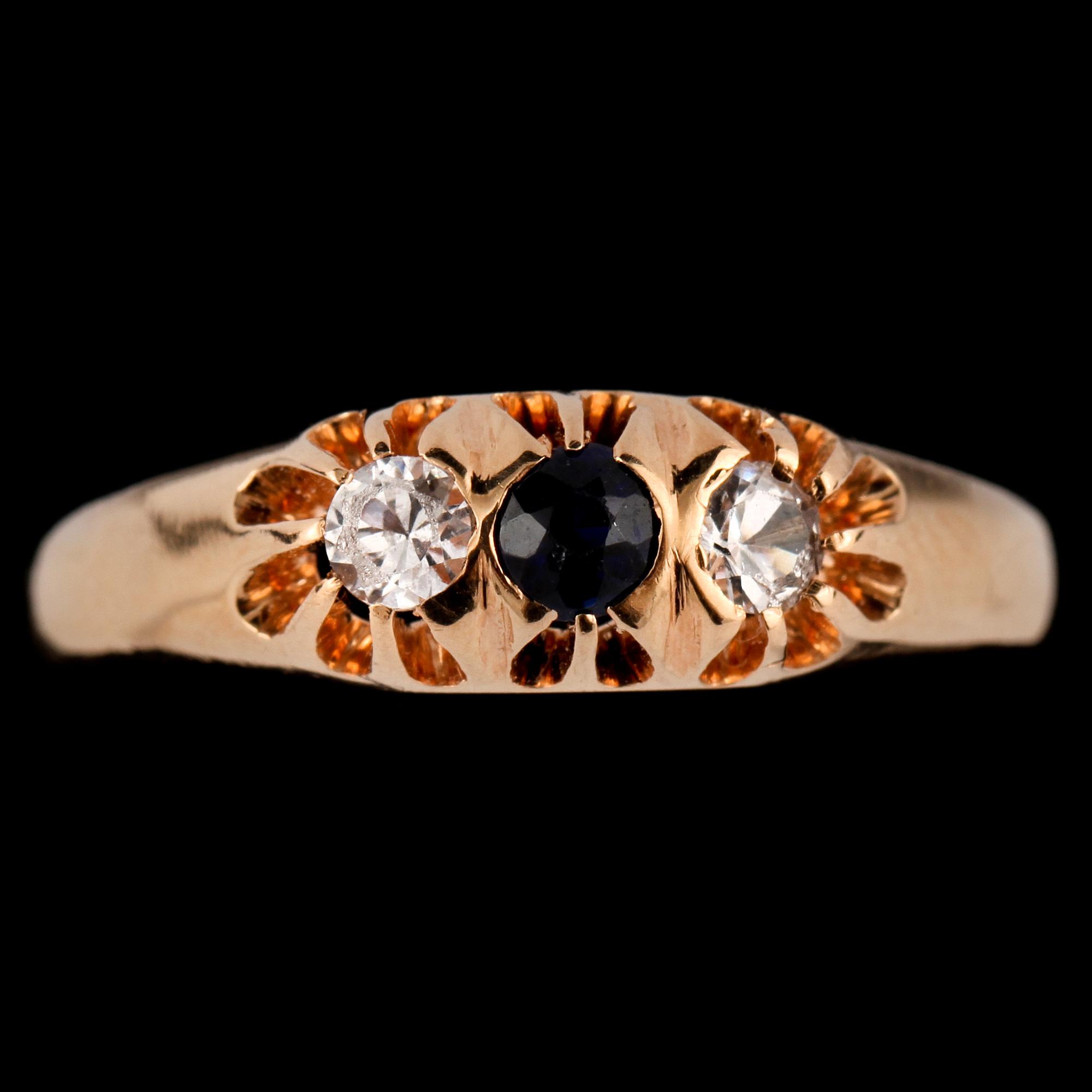 RING, 18k guld med 2 åttkantslipade diamanter samt blå safir, Falköping, 1947. Vikt 3 g.