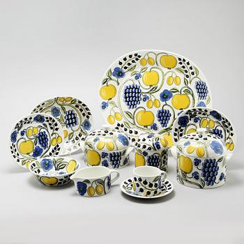 43 pieces of porcelain tableware by Birger Kaipiainen for Arabia, model "Paratiisi", second half of the 20th century.