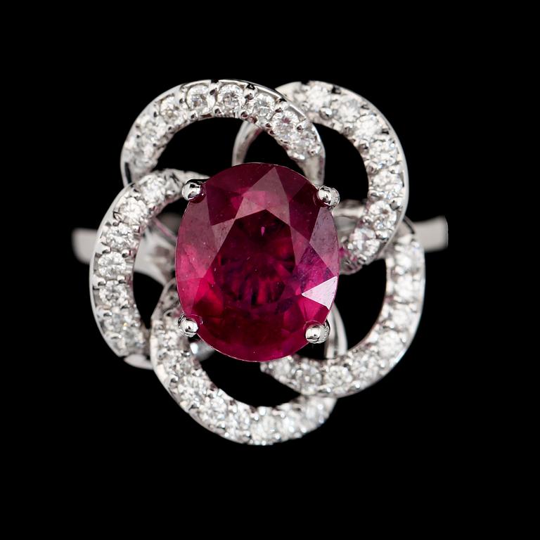 RING, 18K vitguld, rubin och briljantslipade diamanter.