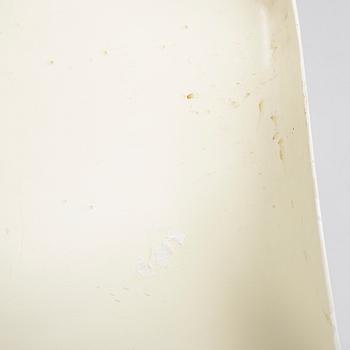 Eero Saarinen, A 'Tulip' armchair.