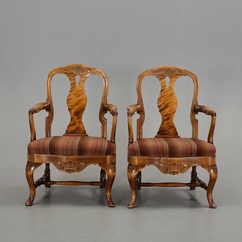 KARMSTOLAR, ett par, rokokostil, 1900-talets första hälft.