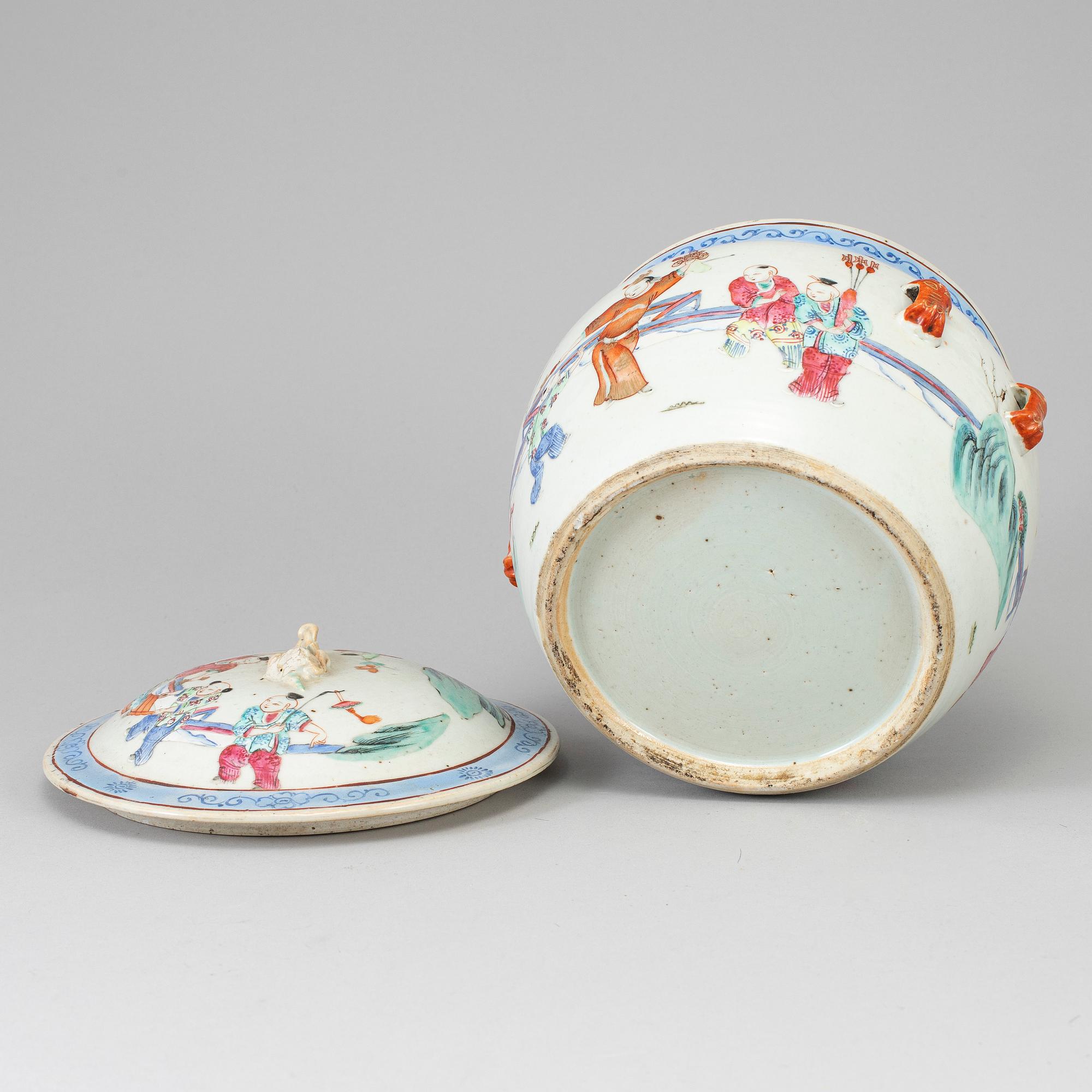 URNA med LOCK, porslin. Qingdynastin, sent 1800-tal.