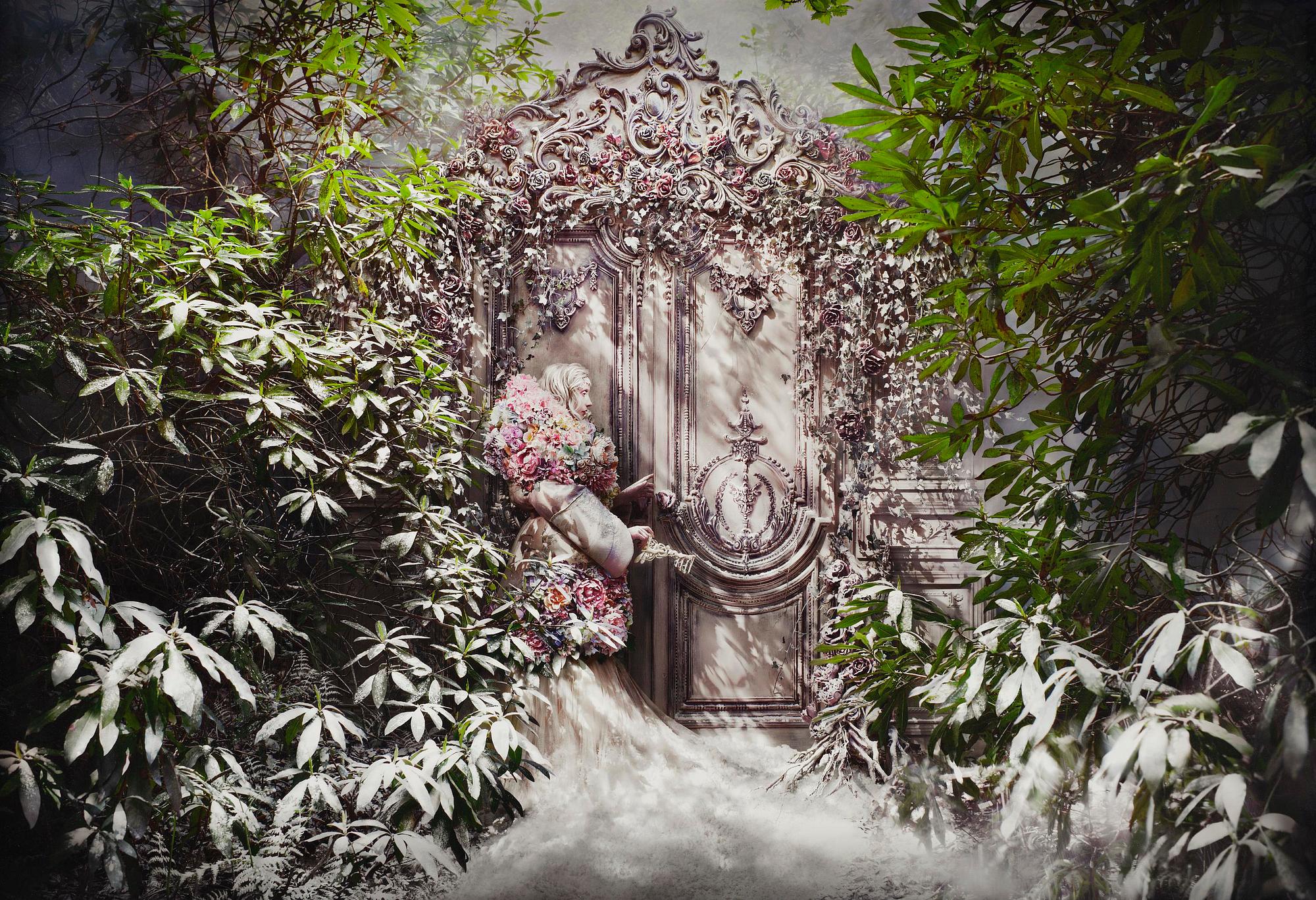 Kirsty Mitchell, "The Fade of Fallen Memories", 2014.