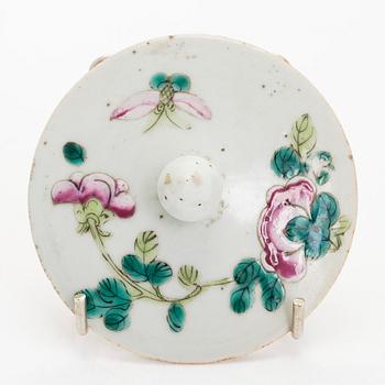 A Chinese famille rose jar with cover, late Qing/early 20th Century.