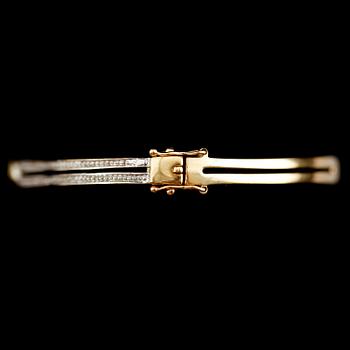 ARMBAND, 18 k guld med briljantslipade diamanter. Total vikt 10 g.