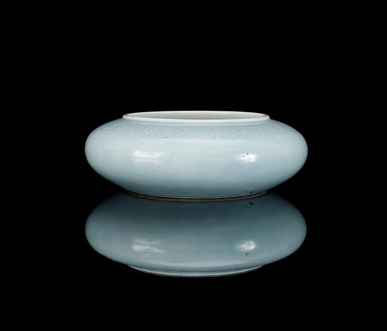 A claire de lune glazed censer, late Qing dynasty (1644-1912) with Qianlong´s seal mark.