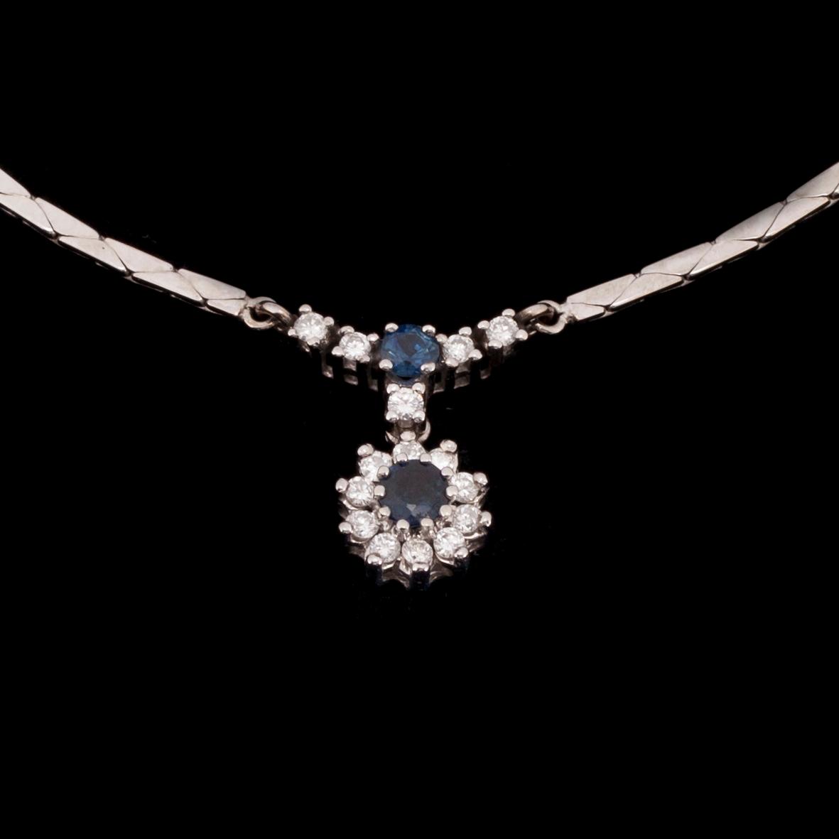 HÄNGSMYCKE, 14K vitguld, 2 safirer, diamanter tot. 0,30 ct. Vikt 10,9 g.