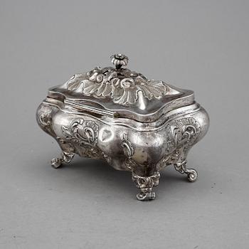 SOCKERSKRIN, silver. Lars Larson & Co, Göteborg 1848. Tidig nyrokoko. Vikt ca 368 gram.