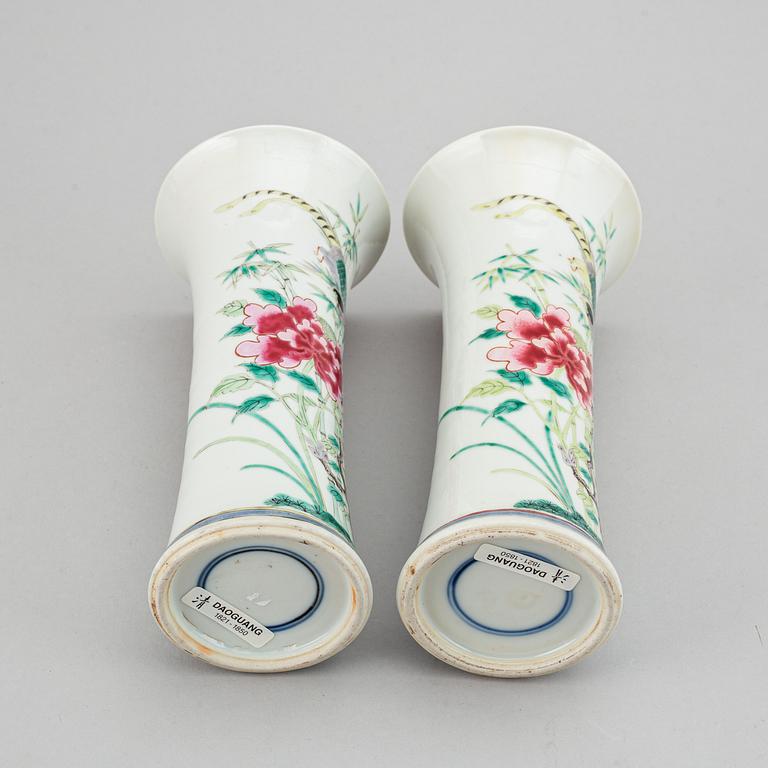 A pair of famille rose vases, Qing dynasty, 19th Century.