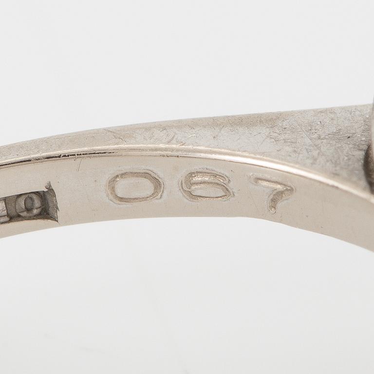 Ring, cameo model, 18K white gold with sapphire and brilliant-cut diamonds.