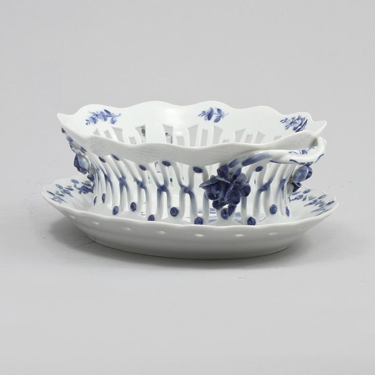 GALLERSKÅL med UNDERFAT, porslin, "Blå Blomst", Royal Copenhagen, 1900-talets andra hälft.