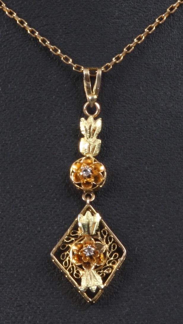 HALSBAND, låghaltigt guld samt syntetisk sten, 1900-talets första kvartal.