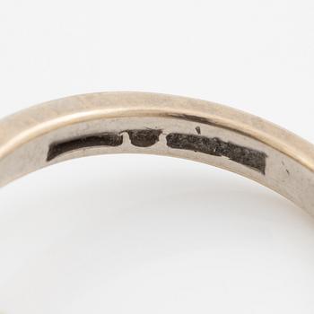 Ring, 18K white gold with sapphires and brilliant-cut diamonds.