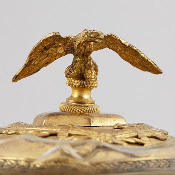 PRYDNADSFÖREMÅL, 4 st, 1800/1900-tal.