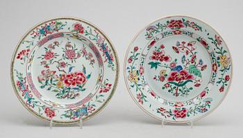 TALLRIKAR, 2 st, porslin, Kina, Qianlong 1736-1795.