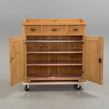 SKÄNK, furu, avlutad, 1800-talets andra hälft.