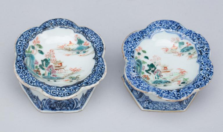 SALTKAR, ett par, porslin, Kina, Qianlong (1736-95).