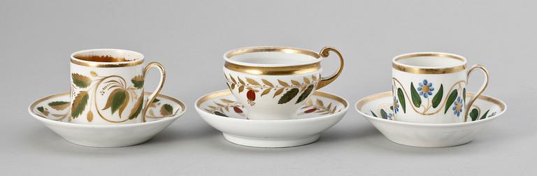 KOPPAR MED FAT, 3 st. porslin. Empire. 1800-talets första hälft.
