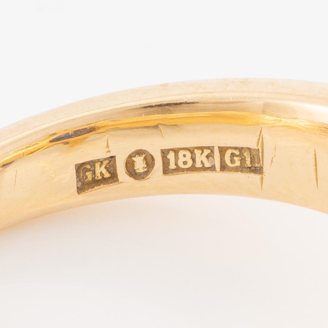 Ring 18K guld med en fasettslipad safir och runda briljantslipade diamanter.