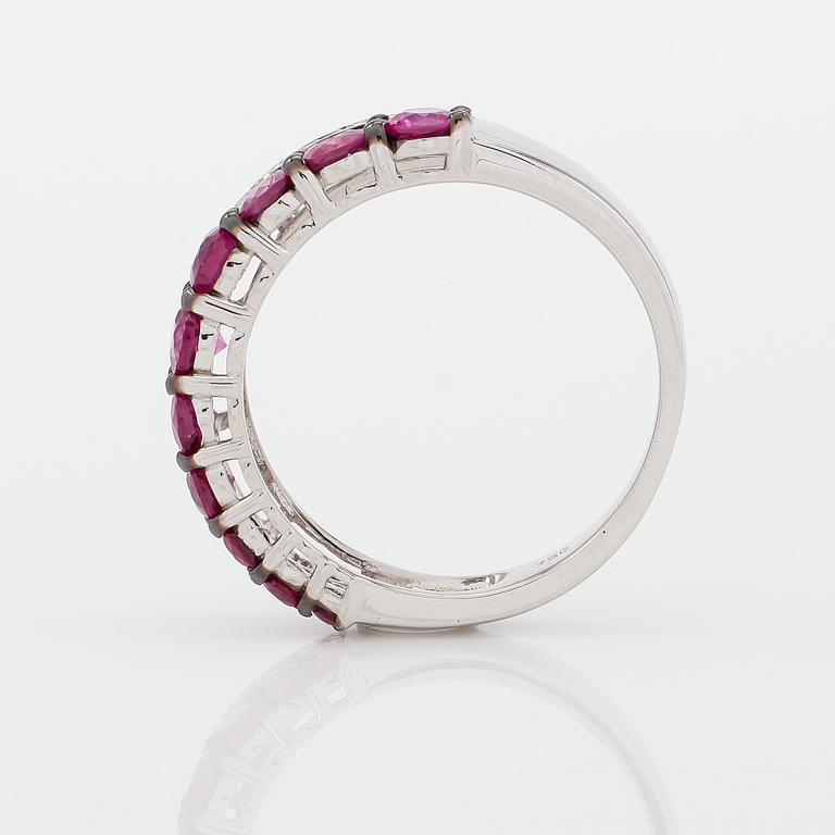 RING, 18K vitguld, diamanter tot ca 0.23 ct. och rubiner tot ca 1.30 ct.