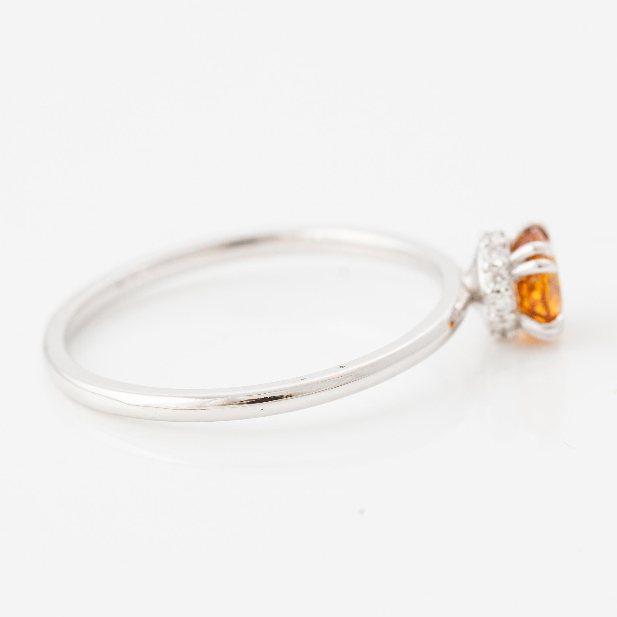 Ring 14K vitguld med orange safir och briljantslipade diamanter.