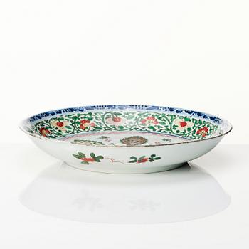 A large Chinese famille verte dish, Qing dynasty, Kangxi (1662-1722).