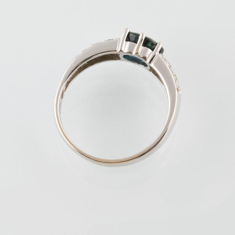 RING, 18K vitguld, safir, briljantslipade diamanter. Vikt ca 3,5 g.