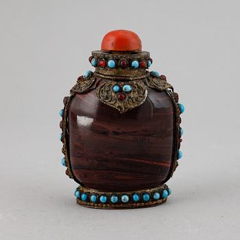 Snusflaska, metallbeklädd med inläggningar i turkos och glas. Tibet, 1800-tal.