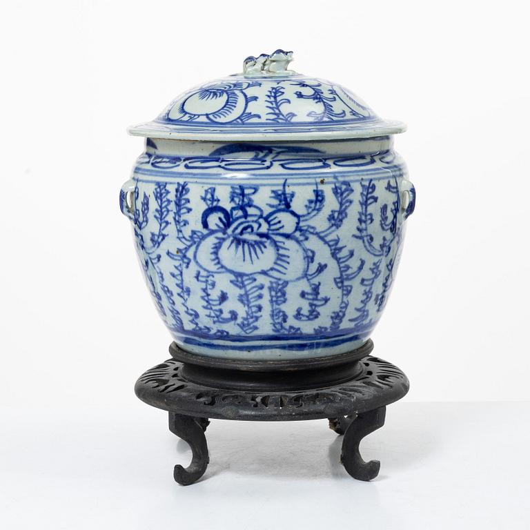 A blue and white food container, late Qing dynasty, circa 1900.
