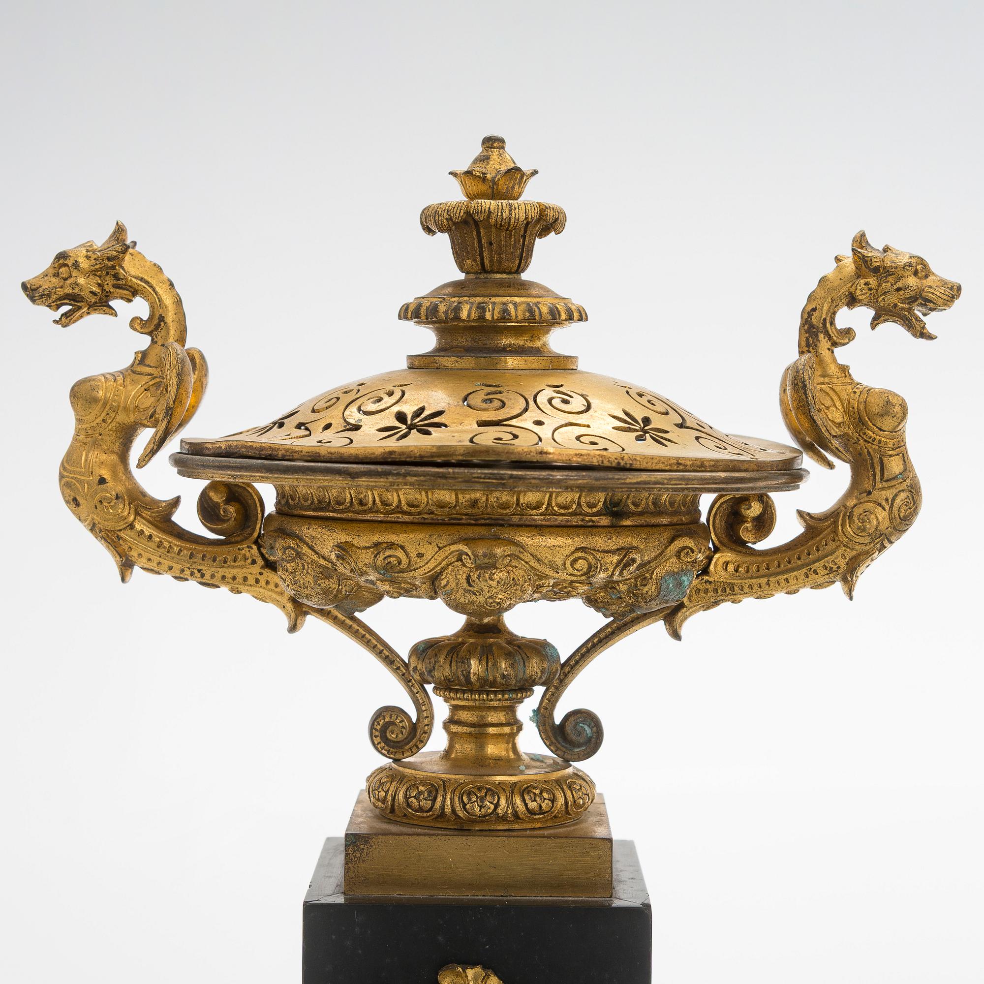 A pair of 19th century urns.