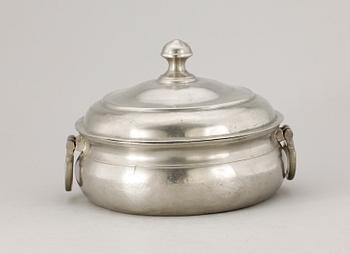 GRÖTSKÅL SAMT 2 BÄGARE, tenn, b.la. Johan Norström, Arboga 1825.