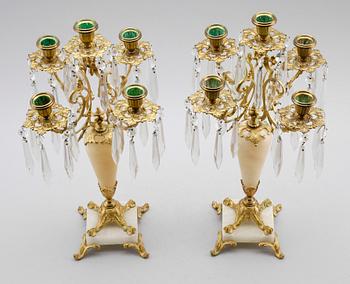KANDELABRAR, 1 par, alabaster och förgylld mässing,  nyrokoko, 1800-talets andra hälft.