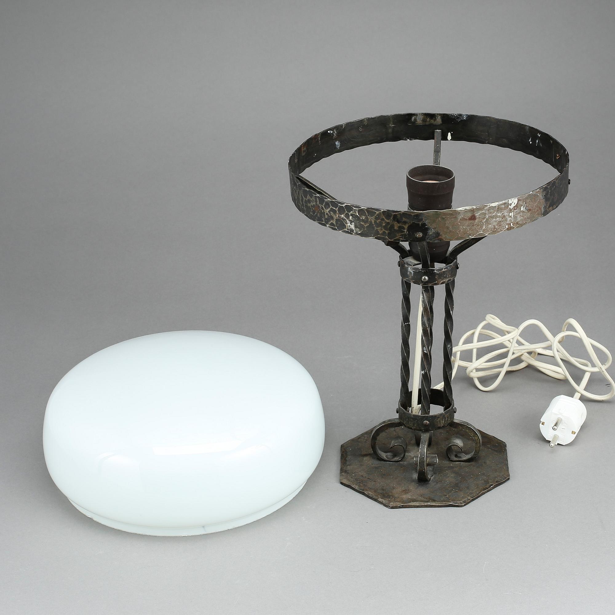 BORDSLAMPA, metall samt glas, sk Strindbergslampa, 1900-talets första hälft.