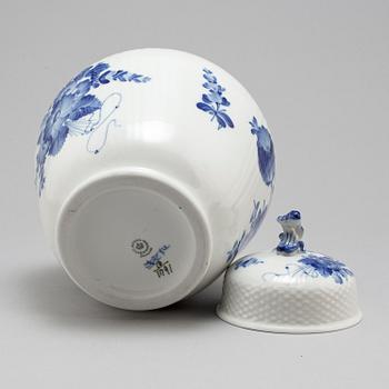 A Royal Copenhagen 'Blå blomst' jar with cover, 20th Century.