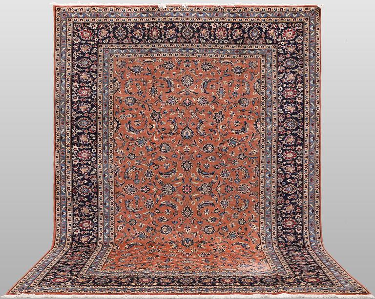 A Saruk carpet, 347 x 245 cm.