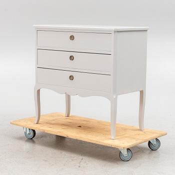 A chest of drawers, early 20th Century.