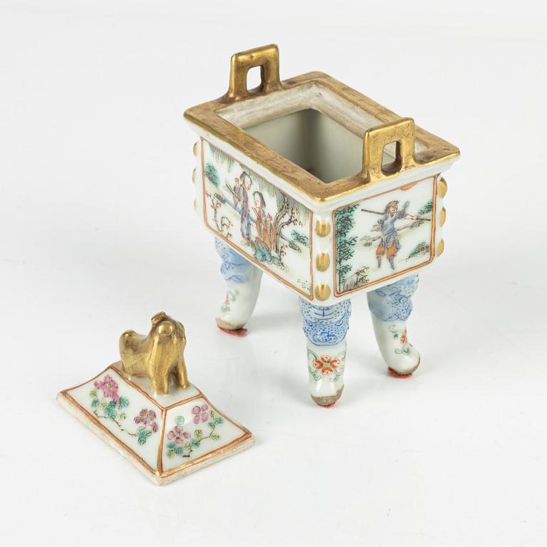 A small porcelain censer with cover, Qing dynasty, 19th Century.