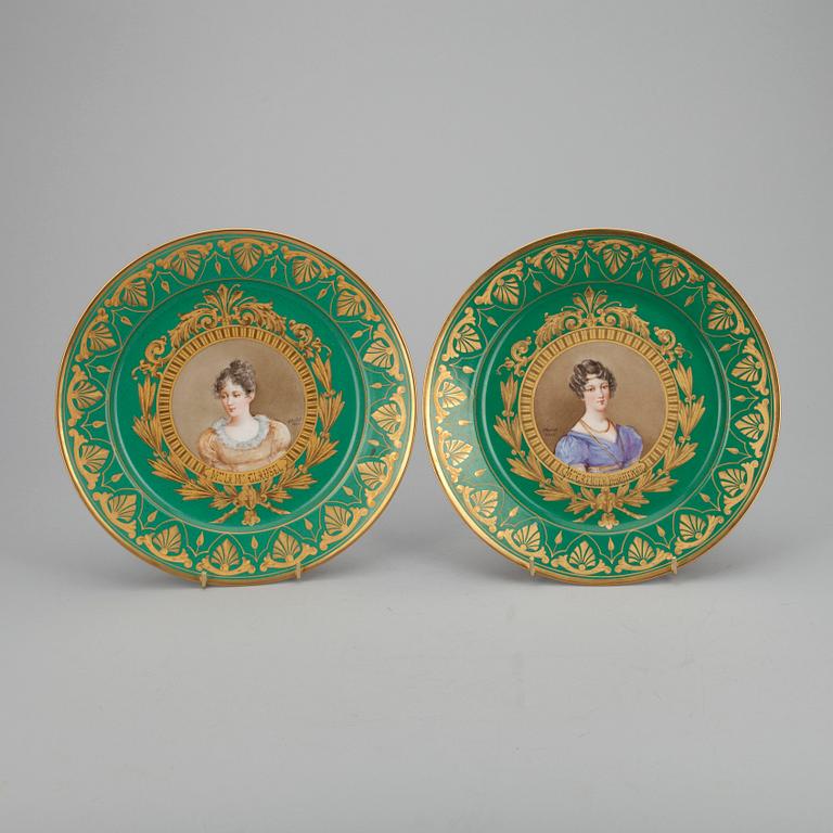 TALLRIKAR, 12 st, porslin. Tallrikarna, Sèvres 1804-1809, porträtten ca 1800-talets mitt.