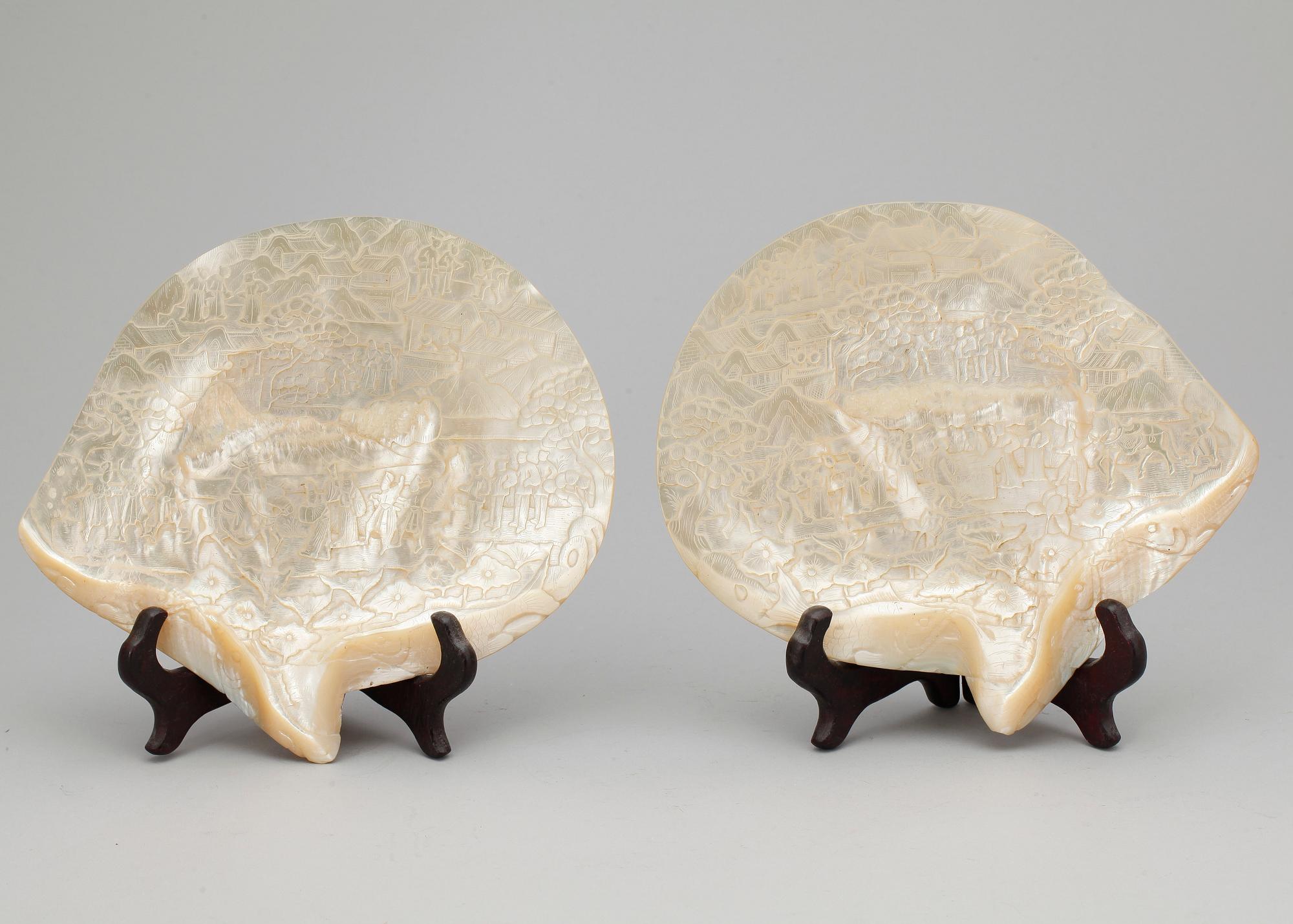 SNÄCKOR / SKULPTURER, ett par, pärlemor, Kina, 1900-tal.