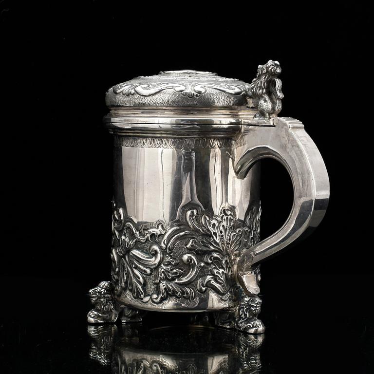 DRYCKESKANNA, sterlingsilver, barockstil, svenska importstämplar. 1900-talets första hälft. Vikt ca 760 gram.