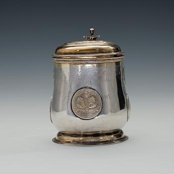 A TANKARD, silver. Lars Hackzell Strängnäs 1737-73. Height 15,5 cm. Weight 710 g.