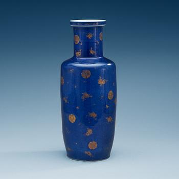 1627. A powder blue vase, Qing dynasty, 19th Century.