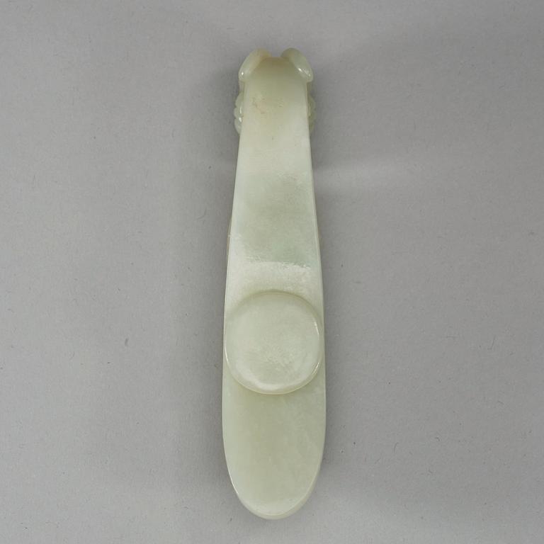 A pale celadon carved nephrite belt hook, Qing dynasty (1644-1912).