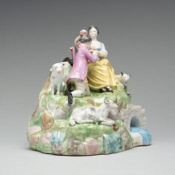 SKULPTURGRUPP, porslin. "Pastoral scen med 
 kurtiserande herdepar". Royal Copenhagen, Danmark, 1700-talets slut.
