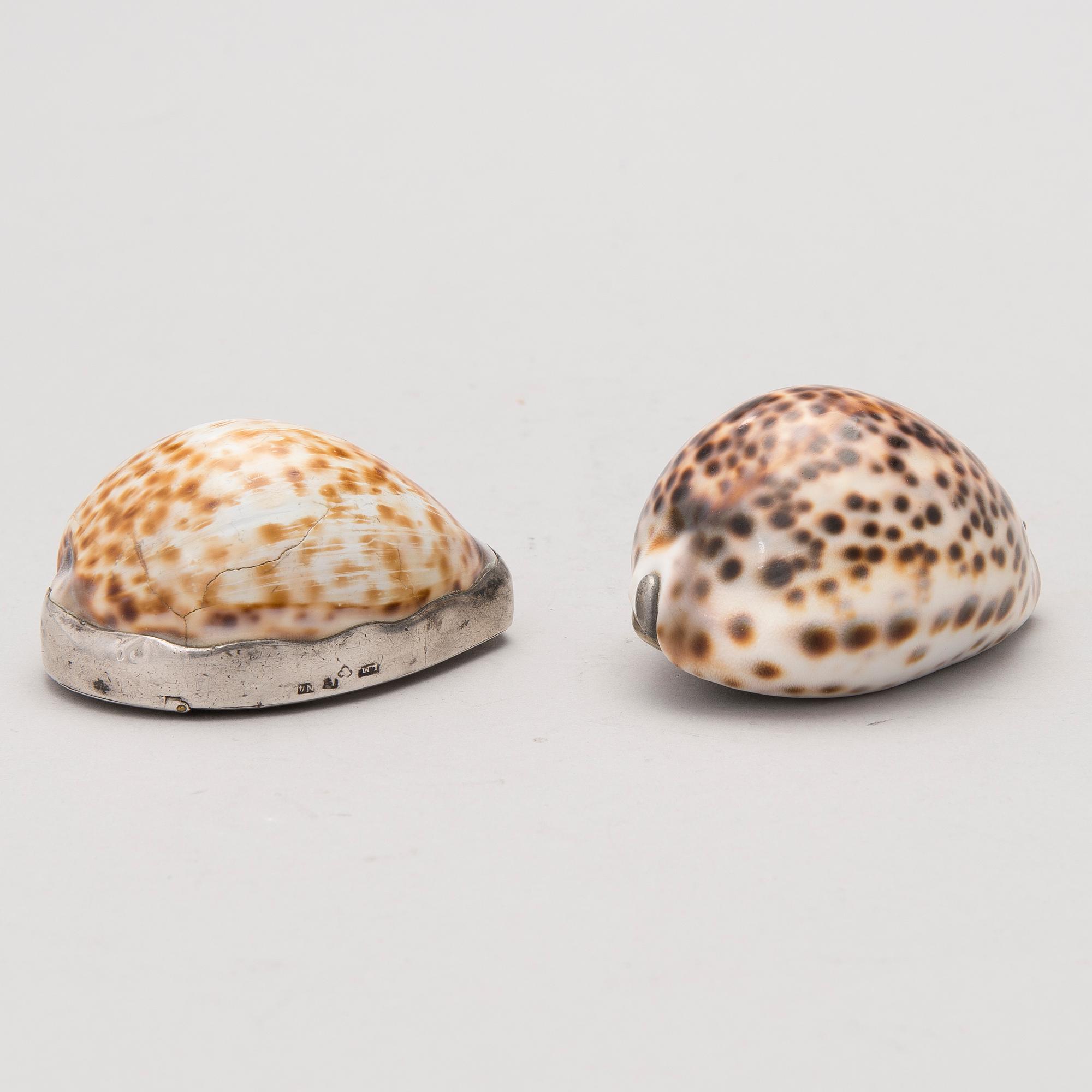 SNUSDOSOR 2 ST, ena med silver beslag Lars Malm, Eskilstuna 1843, andra med metallbeslag.