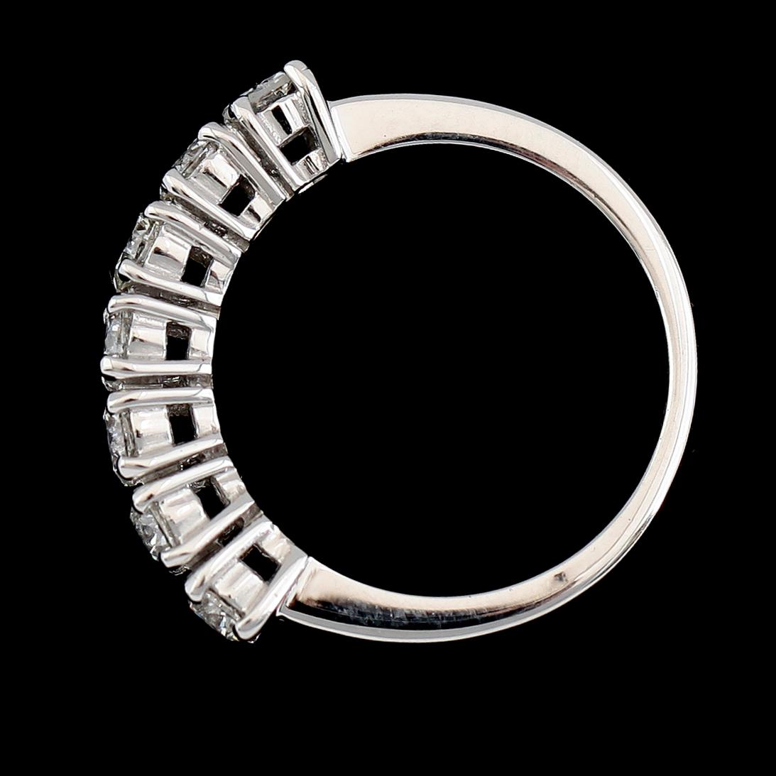 RING, 18K vitguld, 7 briljantslipade diamanter tot ca 1.33 ct.